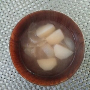 玉ねぎとじゃがいものお味噌汁（いりこだし）